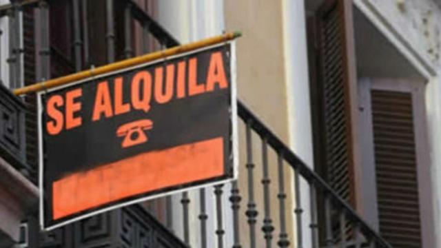 Vivienda vacía y cartel de alquiler.