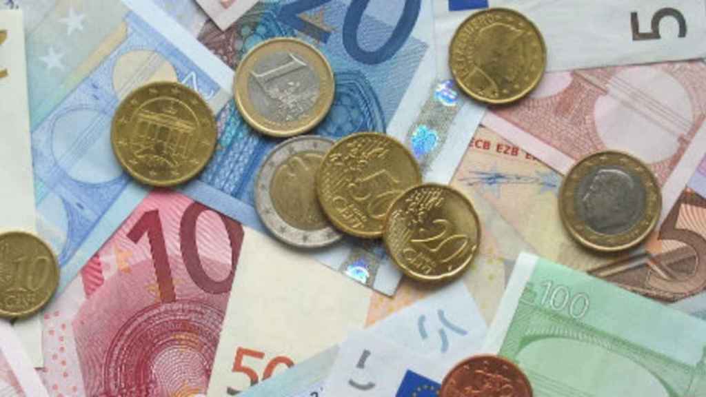 Billetes y monedas de euro de distintas denominaciones.