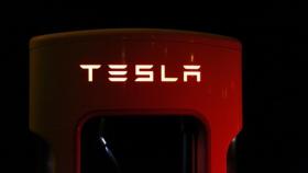 tesla_logo_luz