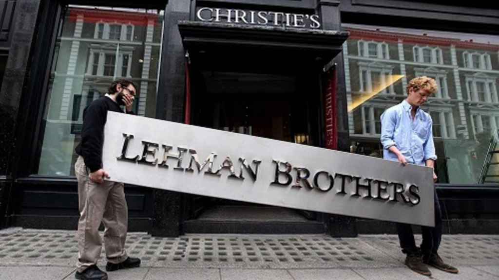 Unos exempleados de Lehman Brothers tras su quiebra en 2008.