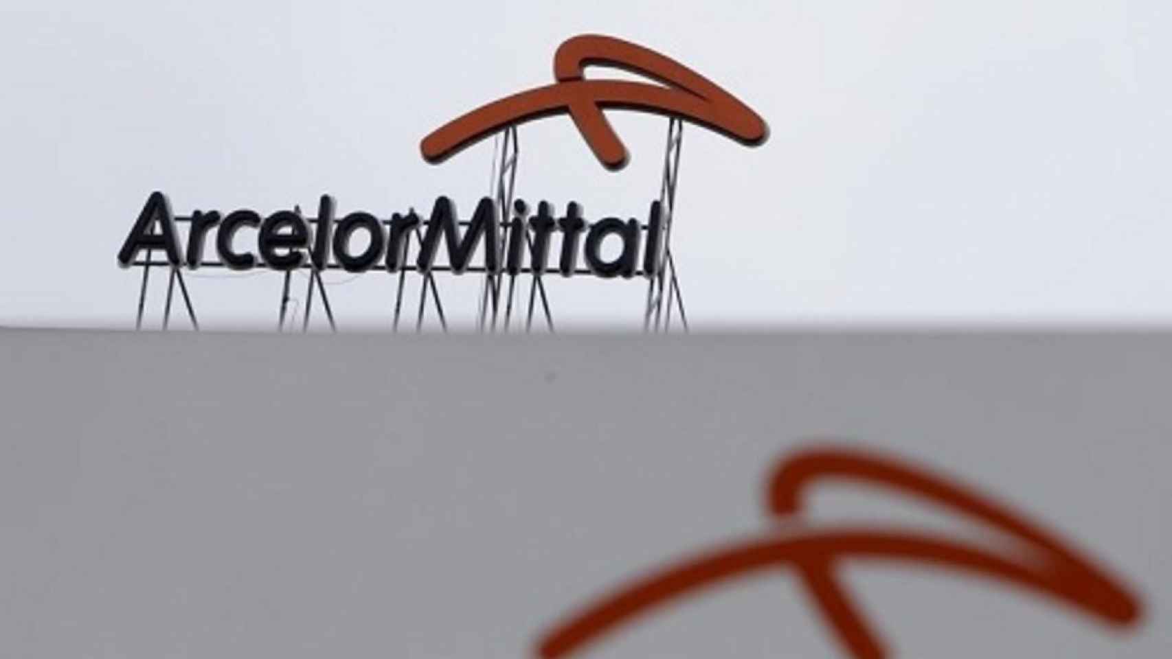 Logo de ArcelorMittal en un edificio de la compañía siderúrgica.