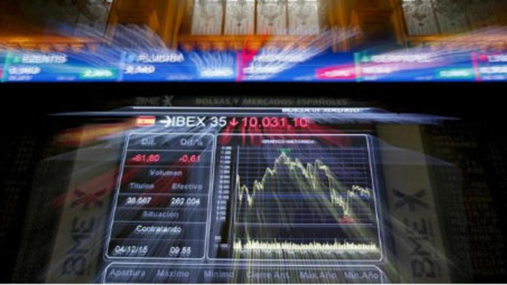 Imagen difuminada de una pantalla de precios de la Bolsa de Madrid.