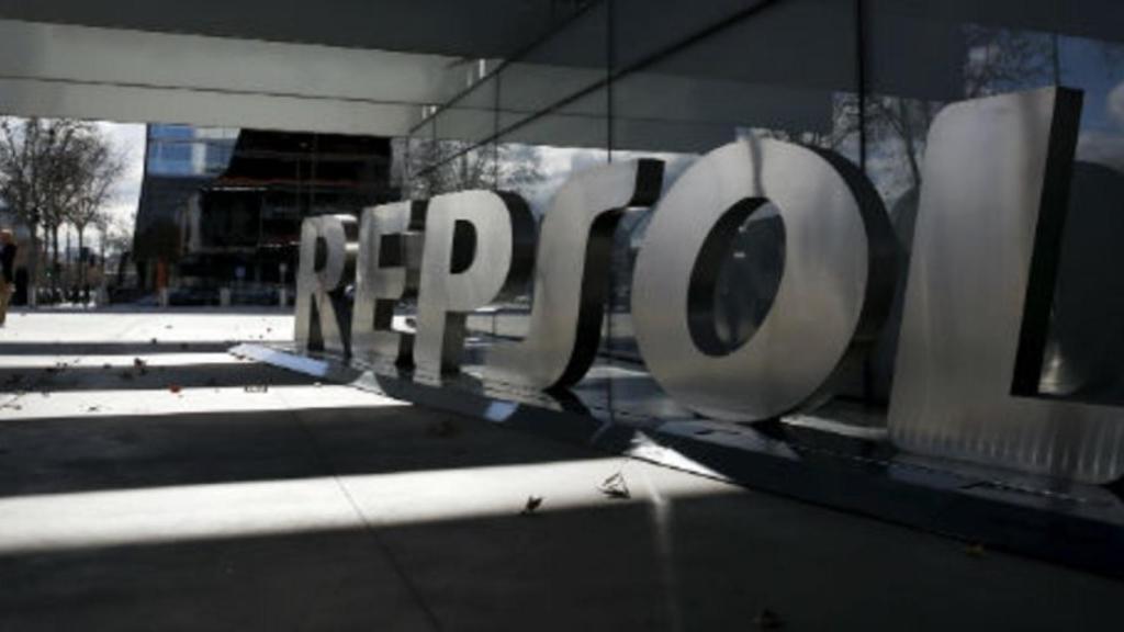 Repsol recupera los 17 euros impulsado por el alza del petróleo