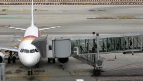 Un avión de Iberia, del grupo IAG, en carga de pasajeros.
