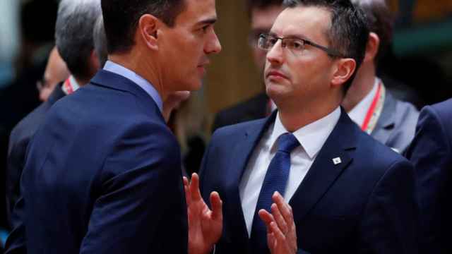 El presidente español, Pedro Sánchez, habla con el primer ministro esloveno, Marjan Sarec.