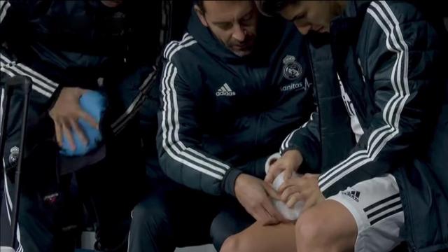 Marcos Asensio, con hielo en el banquillo