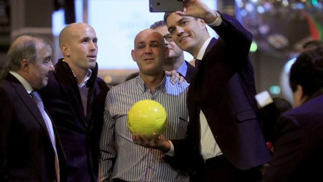 Sánchez, con un balón de fútbol este fin de semana en un acto.