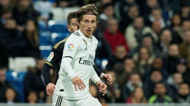 Luka Modric rodeado de jugadores del Rayo Vallecano durante el partido