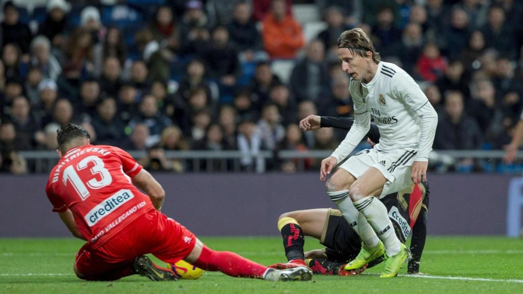 Luka Modric dispara ante el guardameta macedonio del Rayo Vallecano, Stole Dimitrievski