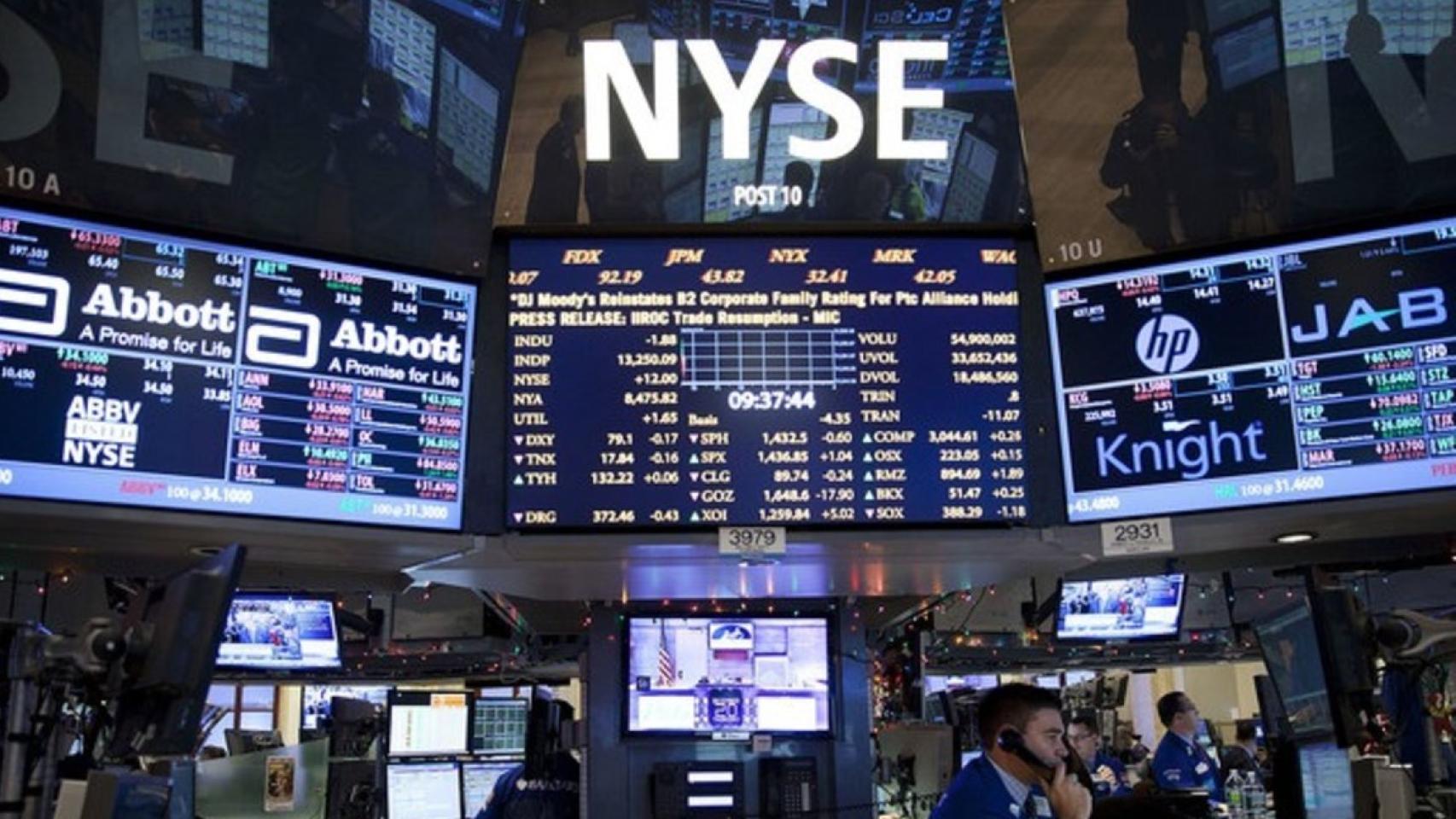 Unas pantallas muestran la cotización de varias compañías en el interior de la Bolsa de Nueva York.