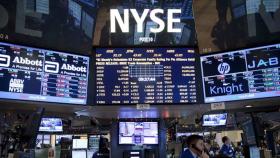 Pantalla en la Bolsa de Nueva York en la que se ven las cotizaciones de varias compañías y otros datos.