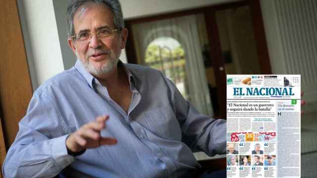 Miguel Henrique Otero, editor de 'El Nacional', con el último número en papel del periódico venezolano.