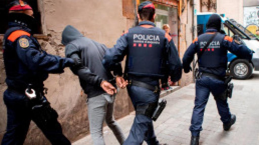 Los Mossos d'Esquadra en una operación contra los narcopisos del Raval, gestionados por dominicanos