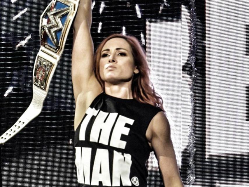 Becky Lynch con el campeonato femenino de Smackdown Live