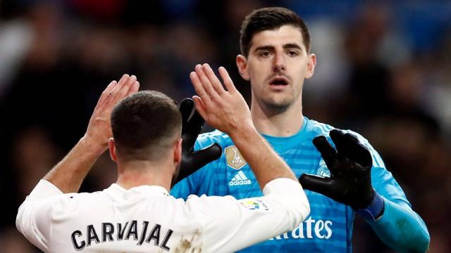 Courtois es felicitado por Carvajal tras realizar una parada