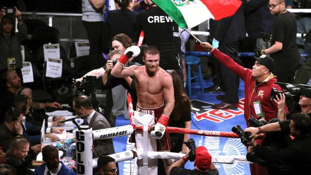 Canelo Alvarez vs Rocky Fielding