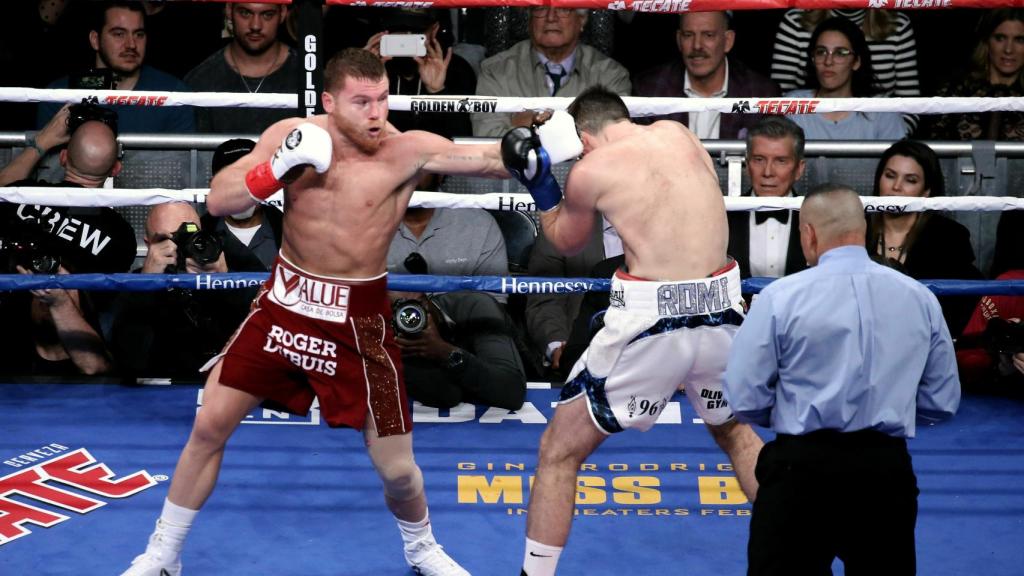 Canelo Alvarez vs Rocky Fielding