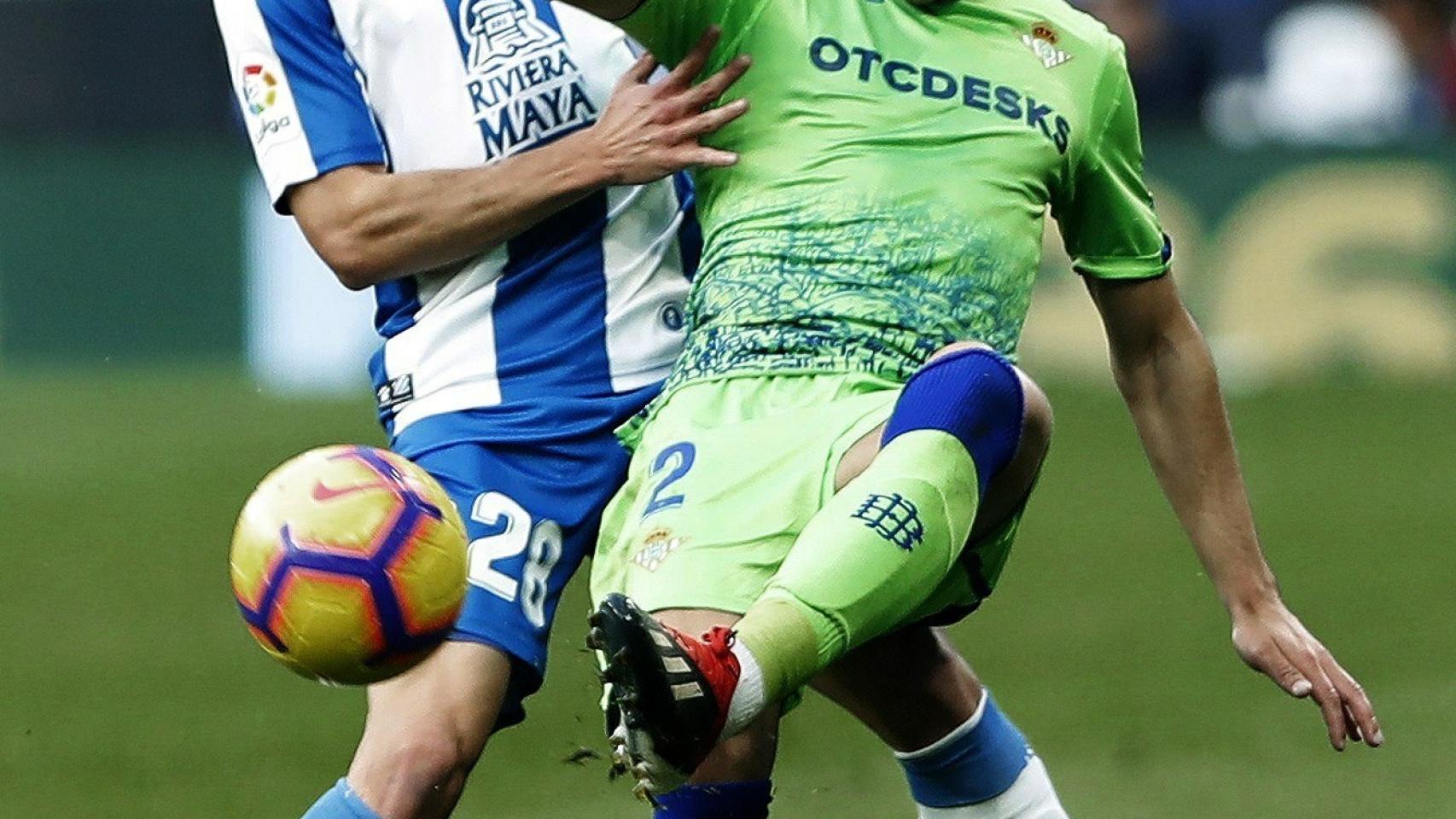 Pedrosa y Loren disputan un balón en el Espanyol 1-3 Betis.