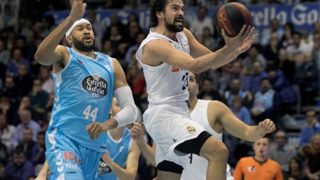 Sergio Llull logra una bandeja ante la presencia de Jordan