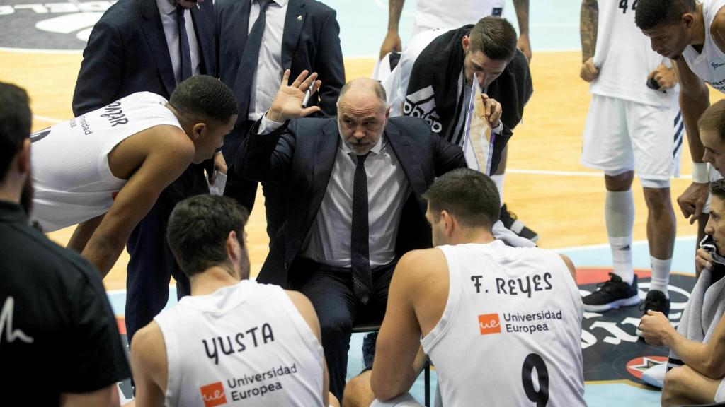 Pablo Laso da órdenes a sus jugadores