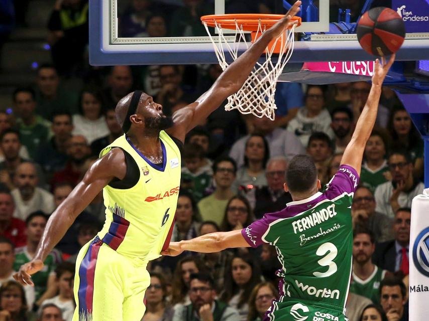 Fernández, del Unicaja, realiza un lanzamiento ante el Barcelona Lassa