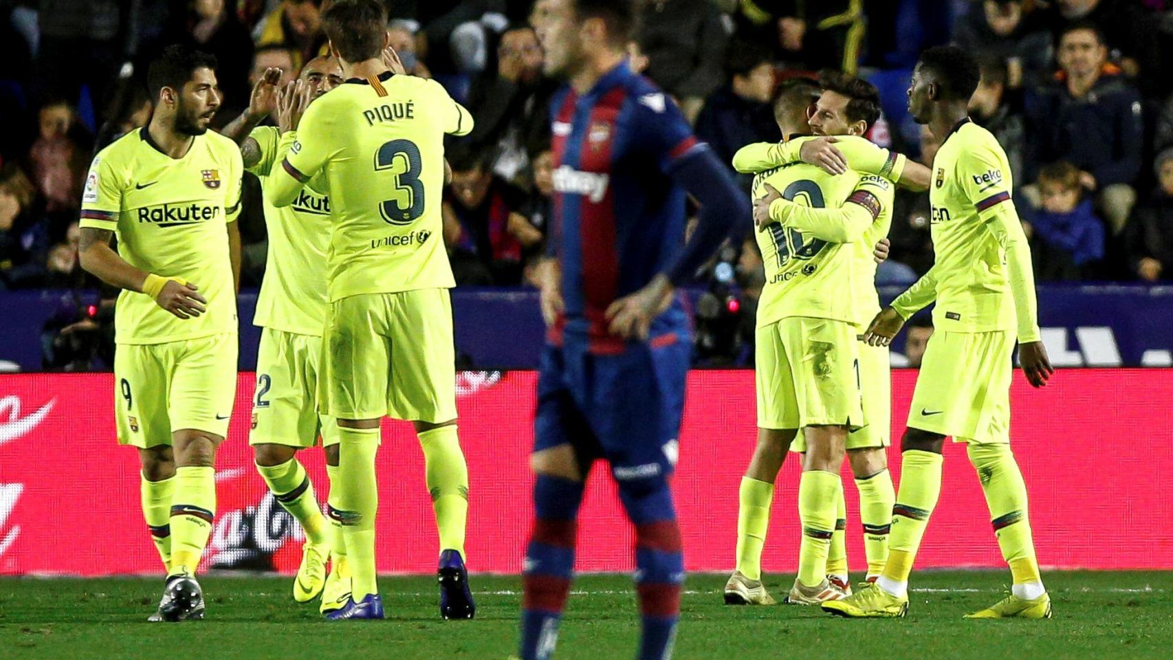 Messi, celebra uno de los goles.