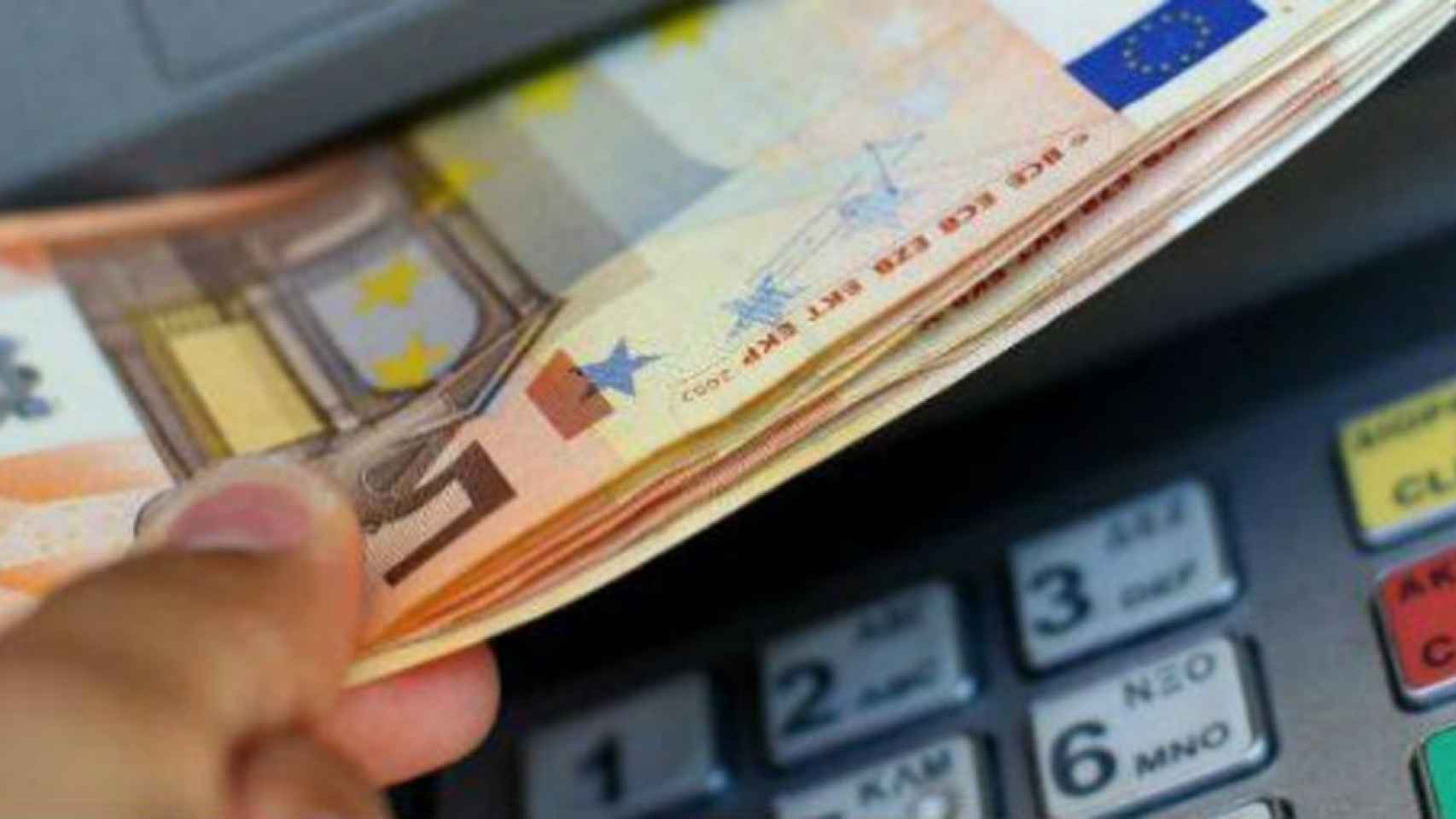 Grecia alivia el corralito y amplía la retirada de efectivo a 1