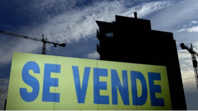 Cartel de 'se vende' en una promoción inmobiliaria.