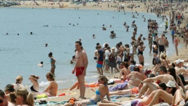 Turistas en una playa española.