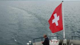 Una bandera de Suiza en un barco.