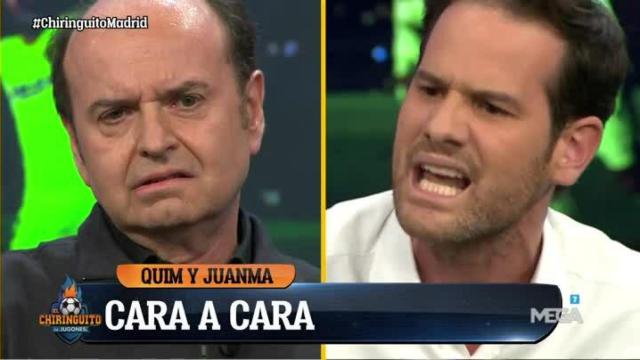 Cara a cara de Quim Domènech y Juanma Rodríguez. Foto: Twitter. (@elchiringuitotv)