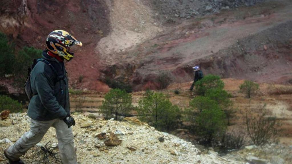 Los agentes buscan a Laura por la zona donde se le perdió la pista.