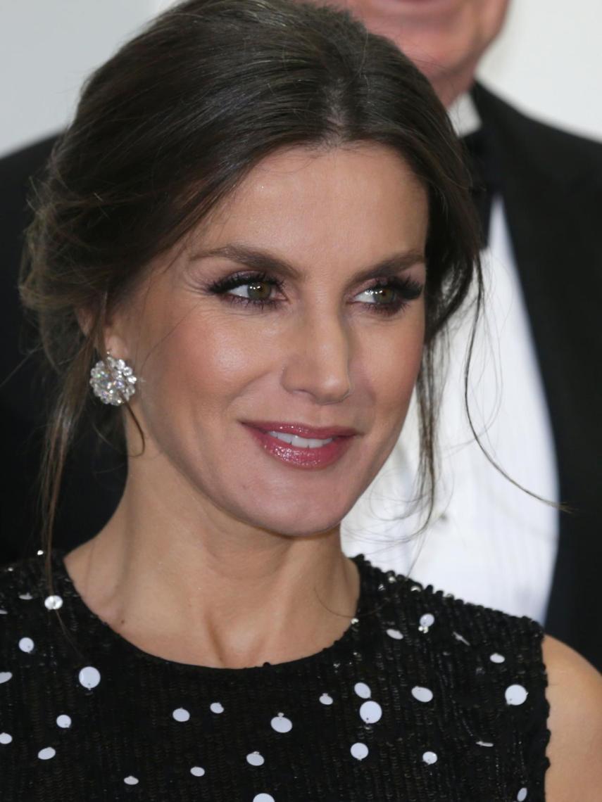 La reina Letizia con pendientes del joyero de pasar.