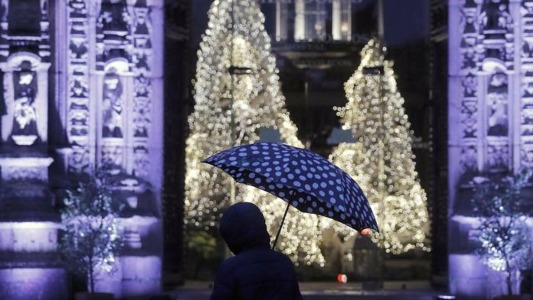 Un turista pasea por la plaza del Obradoiro en Santiago de Compostela.