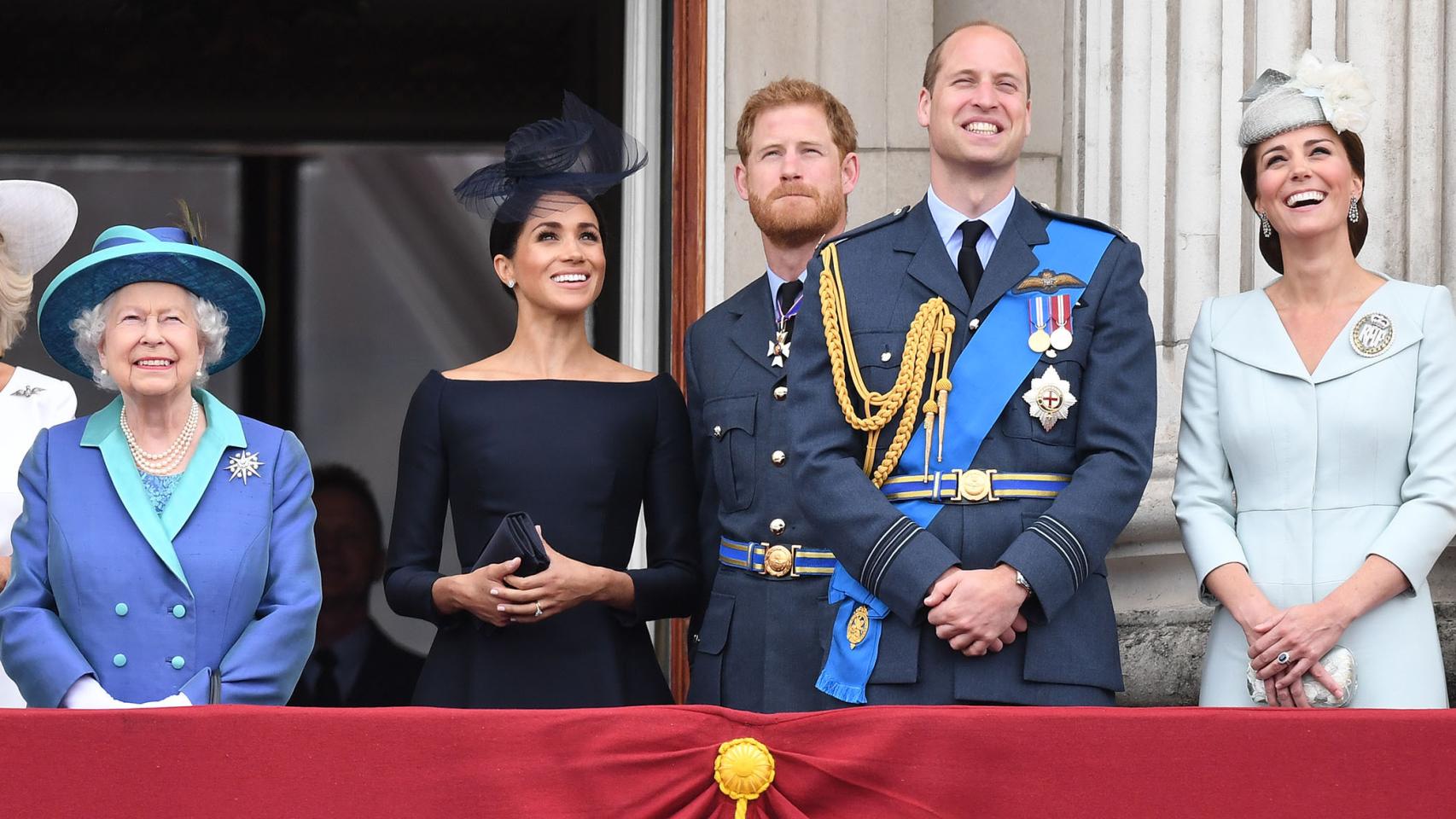 Isabel II, Meghan Markle, los príncipes Harry y William y Kate Middleton.