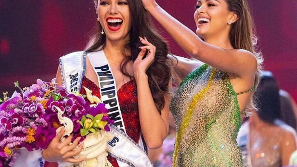 Catriona Gray recibiendo la corona de su sucesora, en una imagen de redes sociales.