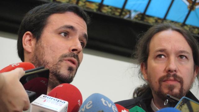 Alberto Garzón, líder de IU, junto a Pablo Iglesias.