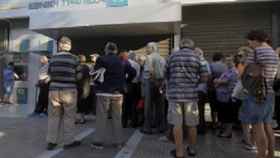 Los griegos podrán retirar de su banco hasta 1