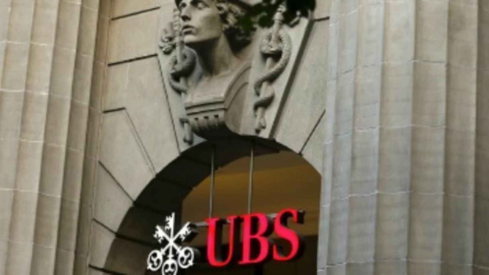Edificio con el logo de UBS.