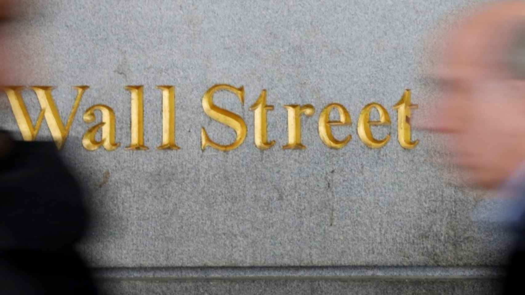 Un ciudadano pasea por Wall Street, donde se ubica la Bolsa de Nueva York.