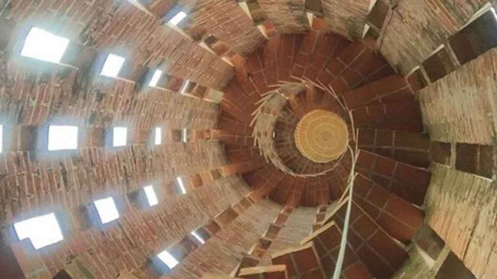 Una escalera de caracol en una estructura de ladrillo.