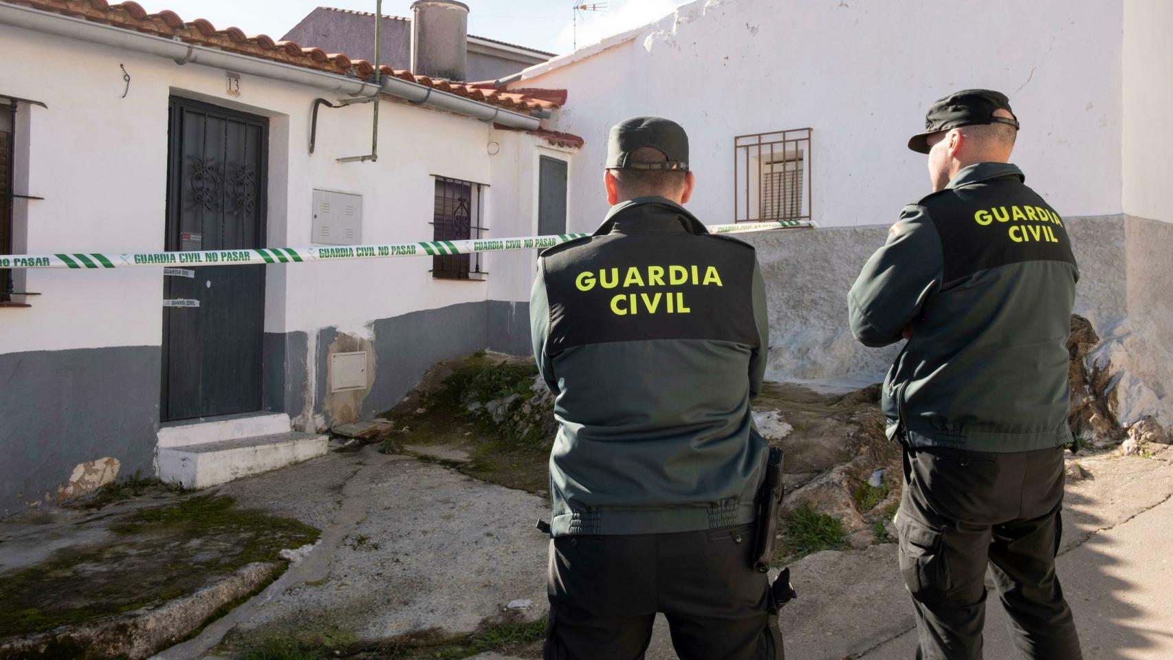 Efectivos de la Guardia Civil custodian la vivienda de la joven zamorana.