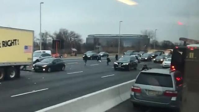 Llueven billetes en una autopista provocando un auténtico caos