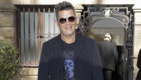 Alejandro Sanz permanece en casa recuperándose de su enfermedad.