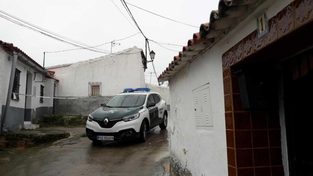 A la izquierda, la casa alquilada de la profesora muerta, y a la derecha, la casa en la que vivía el gemelo sospechoso.