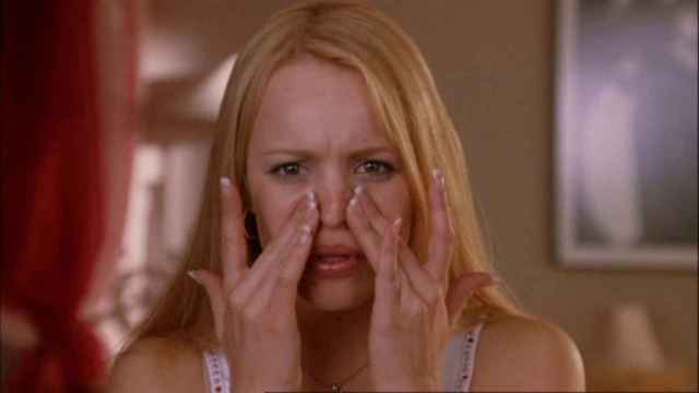 Regina George (Rachel McAdams) examina frustrada los poros de su piel