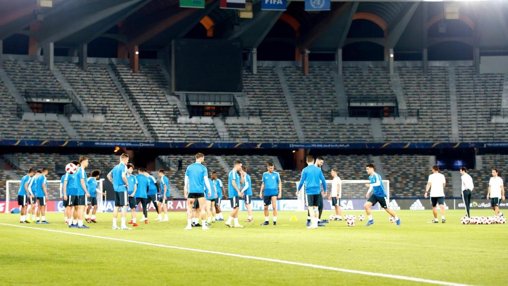 Los jugadores del Real Madrid se ejercitan antes de medirse al Kashima Antlers.