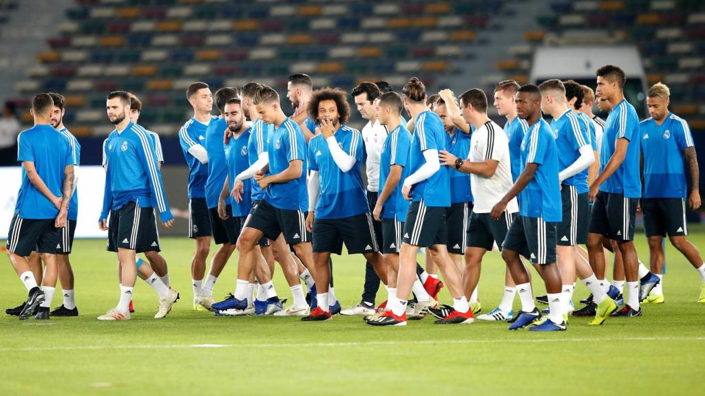 Los jugadores del conjunto blanco se entrenan antes de enfrentarse al Kashima.