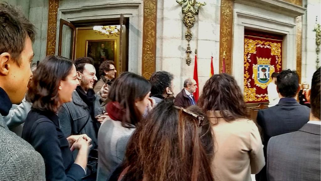 Íñigo Errejón y Rita Maestre ríen en el show de David Broncano y Manuela Carmena durante la copa de Navidad.