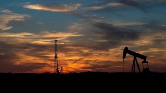 Petróleo cae en la semana por China, inventarios y fondos